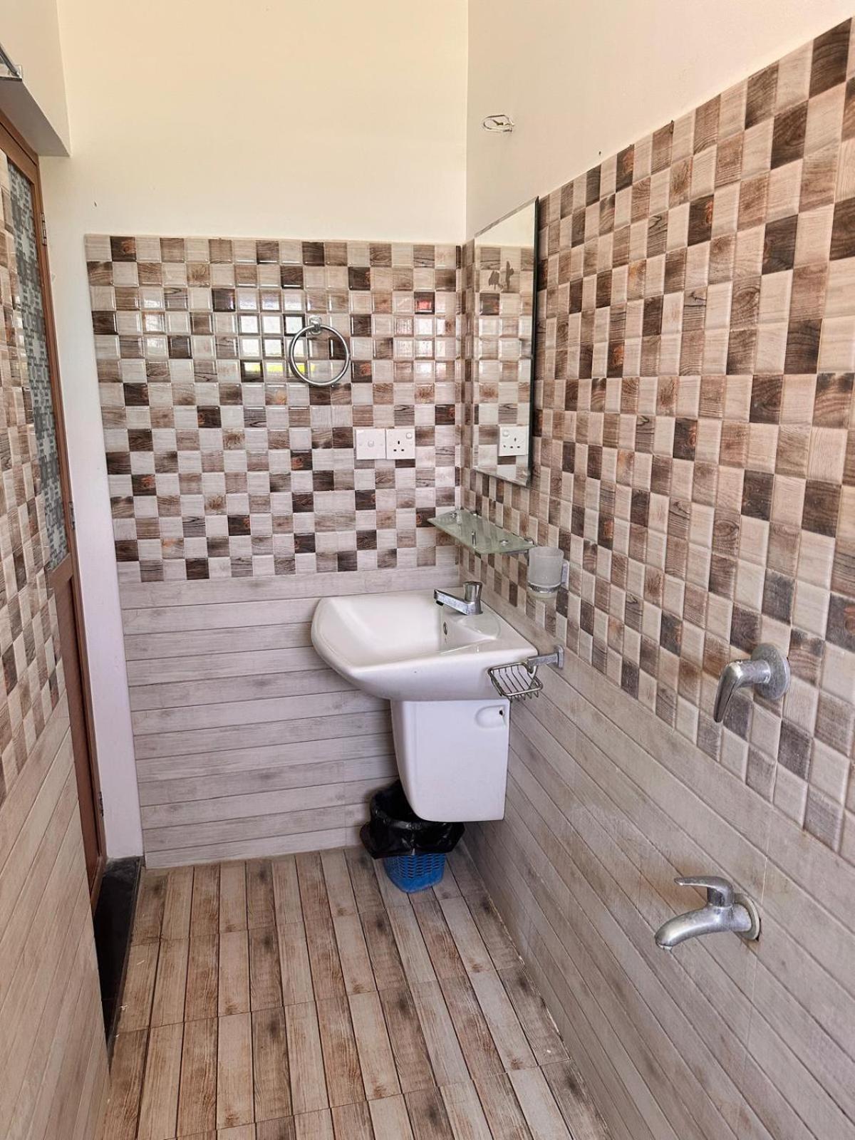 Holiday Villa تريكونامالاي المظهر الخارجي الصورة